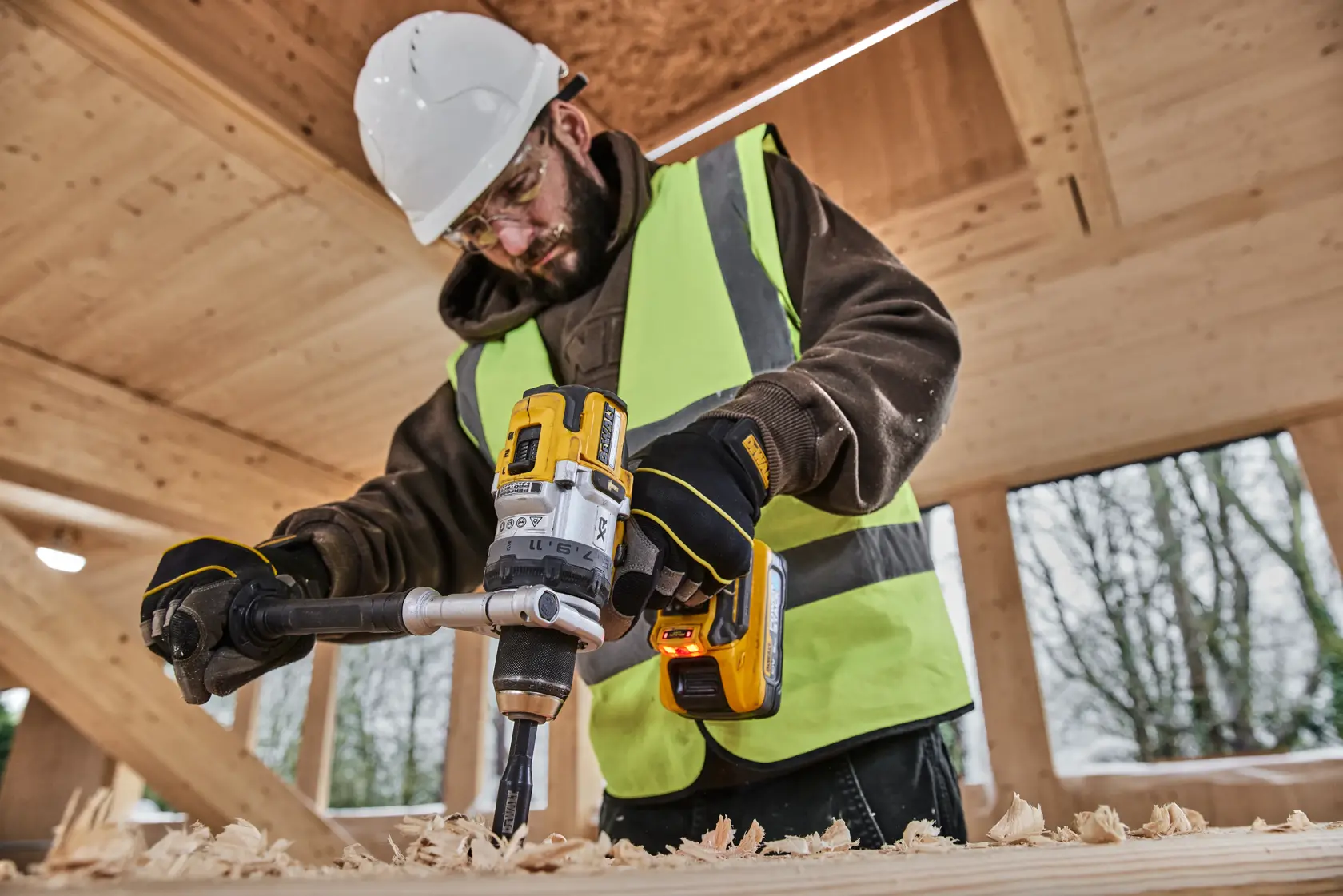 DEWALT DCD1007NT, DCZ607X2-XE taladro en madera, persona con protección en obra.