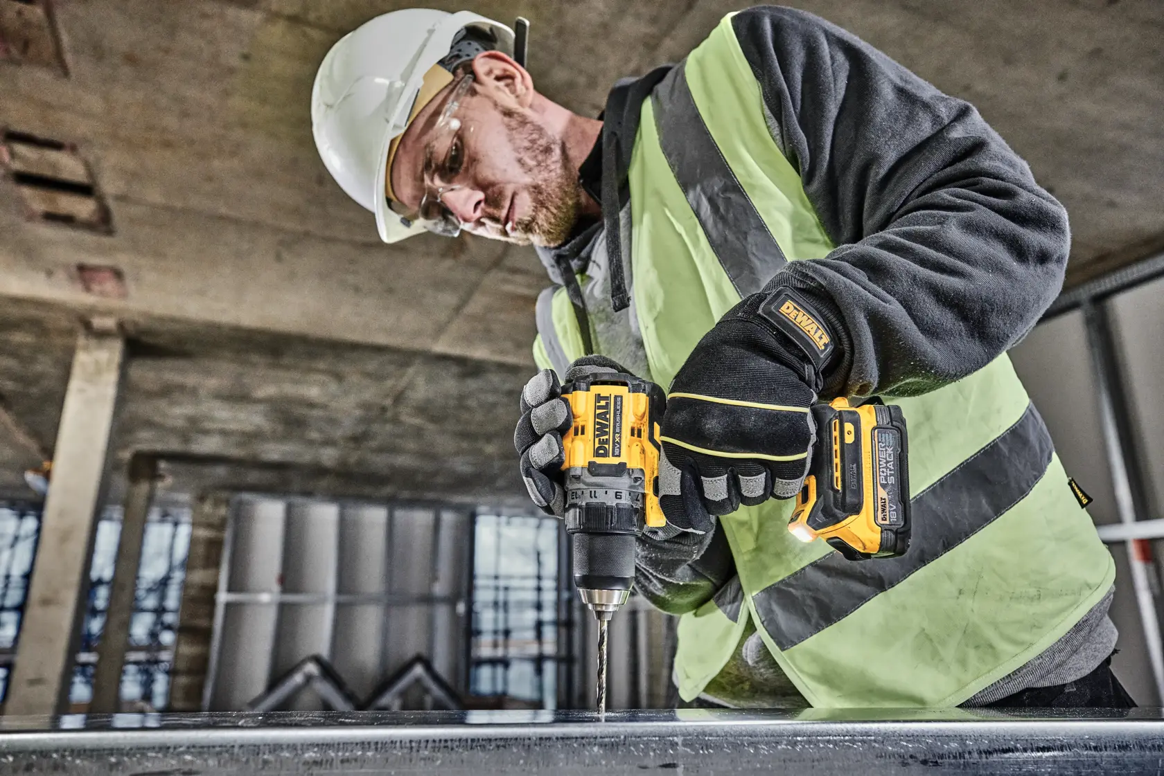 Taladro inalámbrico DEWALT DCD800E2T 18V brushless con 15 ajustes de par, 2 ajustes de velocidad, un par máximo de 90Nm y una luz LED pivotante. El taladro muestra también los logotipos Powerstack, XR y 18V.
