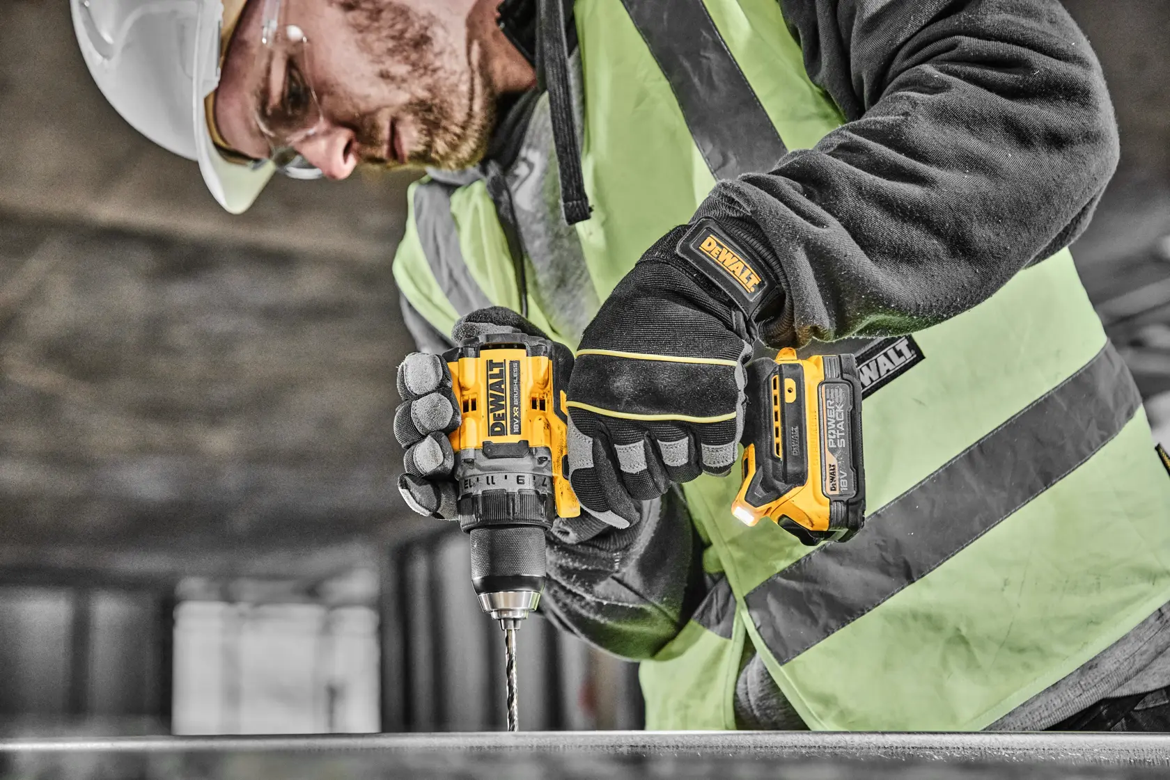 Set de taladro inalámbrico DEWALT DCD800E2T que incluye el taladro, dos baterías Powerstack de 18V, un cargador multi-voltaje y un maletín negro TSTAK, sobre fondo blanco y gris.