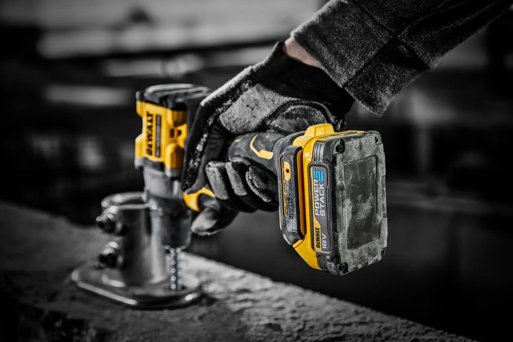 Taladro atornillador inalámbrico DEWALT 18V XR Brushless con batería POWERSTACK, de color amarillo y negro. La imagen resalta sus principales características: 15 ajustes de par, 2 ajustes de velocidad, par máximo de 90 Nm y luz LED pivotante.