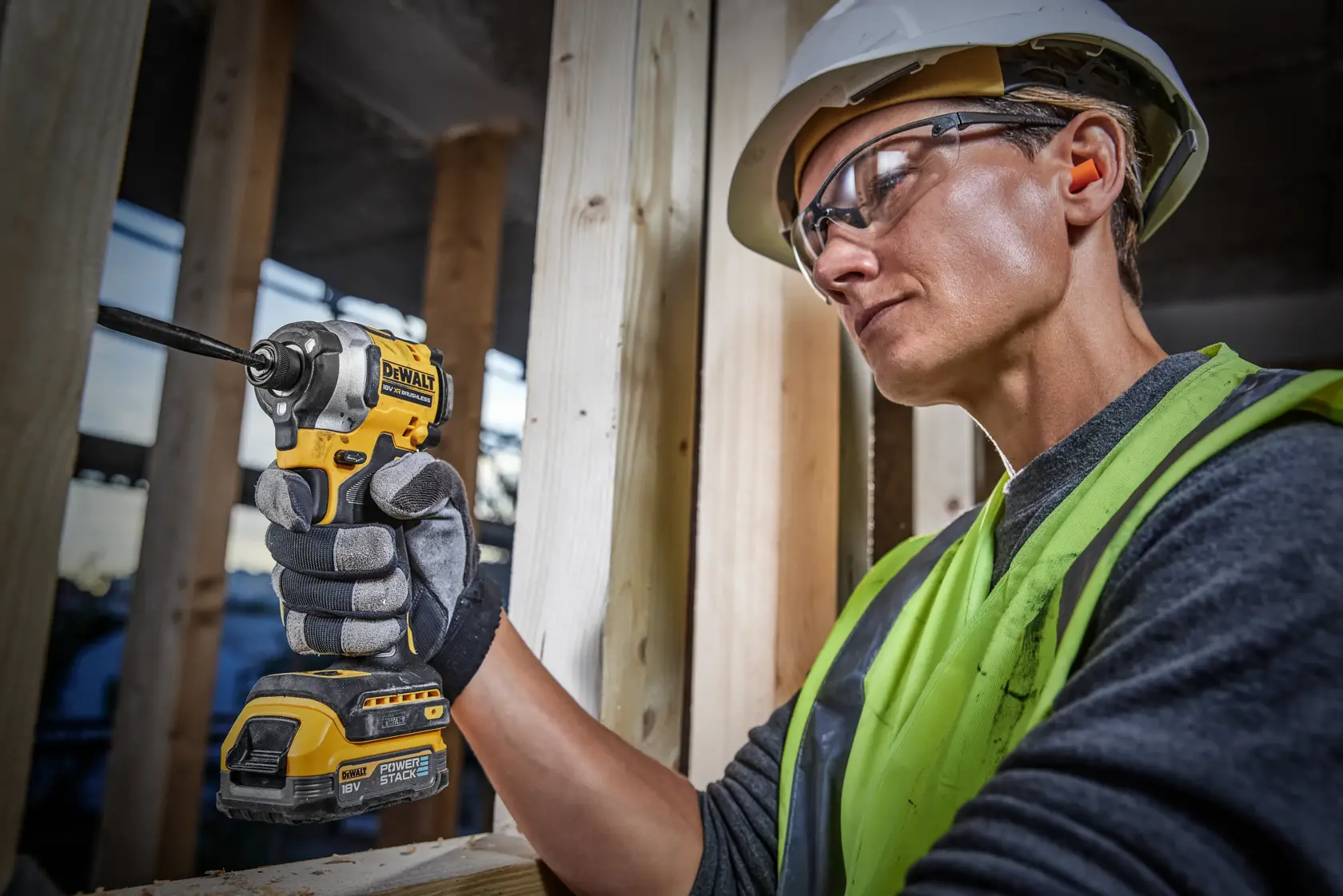 Set DEWALT DCF850E2T que incluye una herramienta de impacto, dos baterías Powerstack DCBP034, un cargador multi-voltaje y un maletín TSTAK. Todos los productos muestran la marca DEWALT en negro y amarillo.