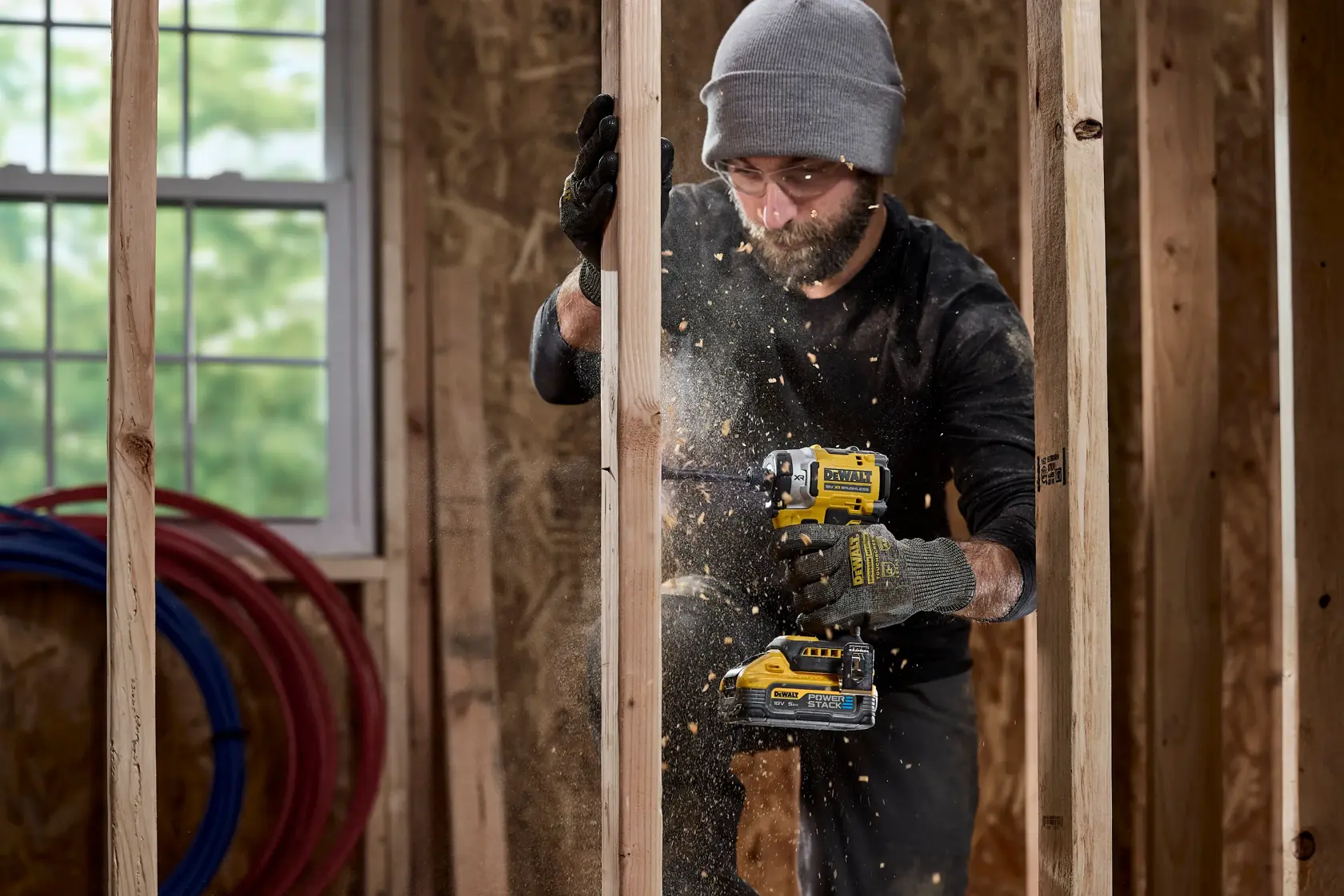 DEWALT tool in use on site. SKUs: DCZ507T2-XE, DCZ407P1T1-XE, DCZ607X2-XE, DCZ503X2-XE, DCF860N. Photography.