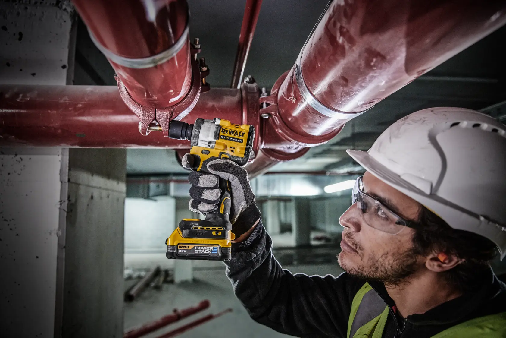 Avvitatore a impulsi DEWALT DCF921E2T 18V brushless con batteria Power Stack. Lo strumento è mostrato con caratteristiche evidenziate: coppia di fissaggio 406Nm, luce a LED, quattro modalità e corpo compatto da 125mm. I loghi del marchio e della batteria sono visibili sopra l’avvitatore.