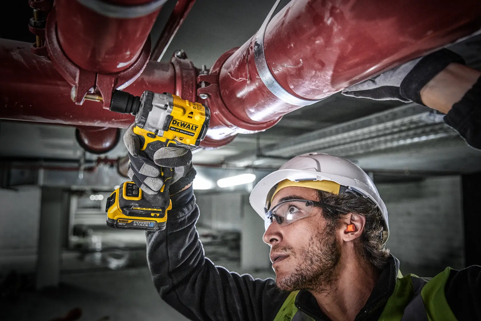 Il kit DEWALT DCF921E2T include uno elettroutensile senza fili, due batterie compatte Powerstack da 18V, un caricabatterie e una valigia rigida nera DEWALT TSTAK, tutti visibili insieme.