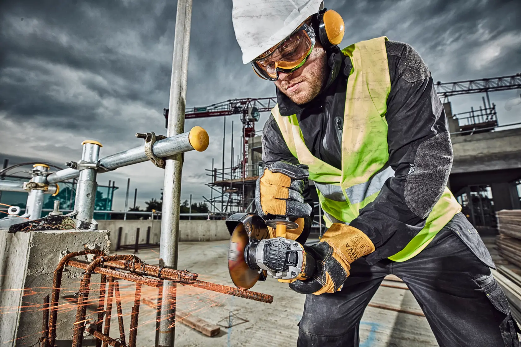 DEWALT DCG406N, DCZ409P2-XE, DCZ401P3-XE, DCG406 en obra. Categoría Fotografía. ASIA, EMEAANZ.