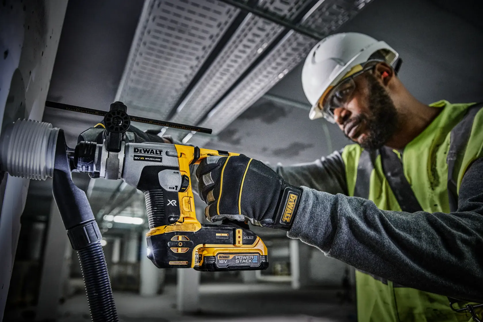 Martello perforatore a batteria DEWALT 18V brushless con design compatto, sistema di controllo attivo delle vibrazioni, selettore di modalità e motore brushless. Dotato di tecnologia batteria Powerstack e marchio XR. Le principali caratteristiche sono etichettate in italiano.