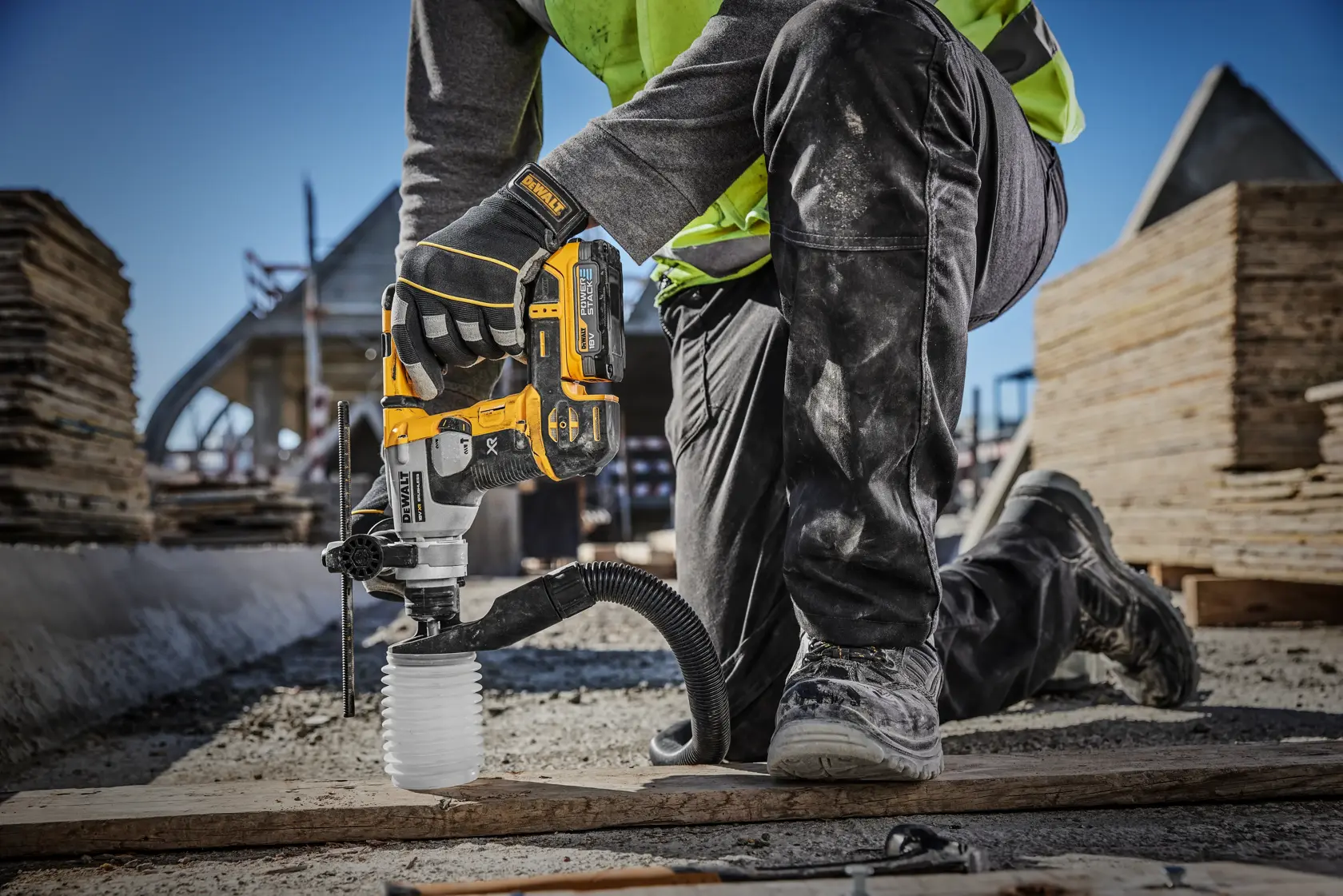 Set di elettro utensili DEWALT DCH172E2T composto da un martello rotativo giallo e nero, due batterie compatte Powerstack, un caricabatterie e una valigia rigida con logo DEWALT.