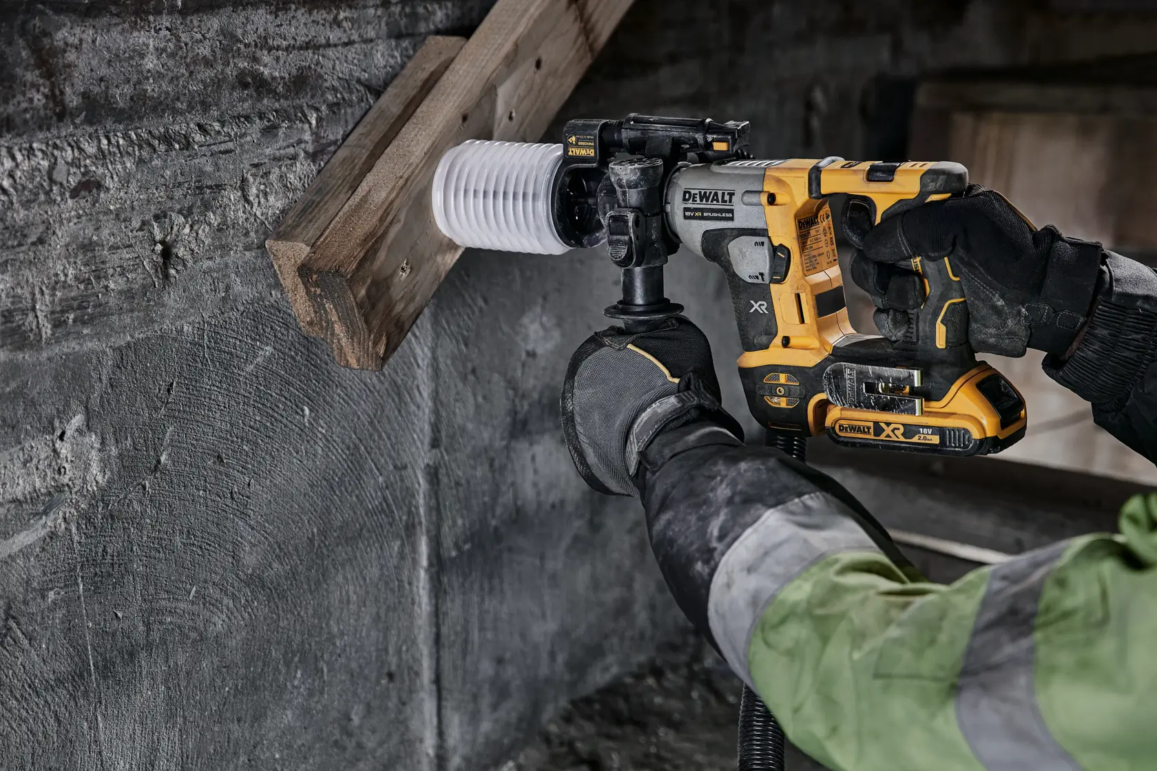 DEWALT DCH172NT-XJ, DCH172NT beim Bohren von Holz und Beton. Kategorie Fotografie.