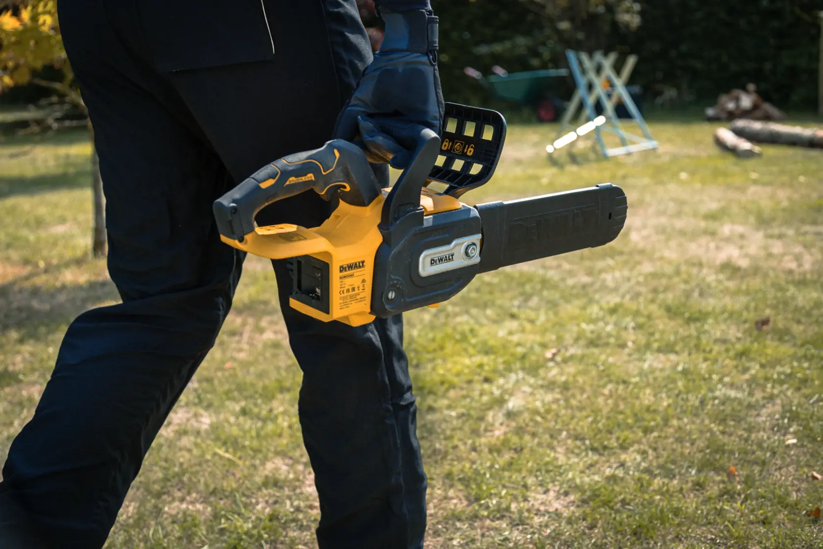DEWALT chainsaw shown outdoors. Models: DCMCS565P1-QW, DCMCS565N, DCMCS565P1, DCMCS565N-XJ.