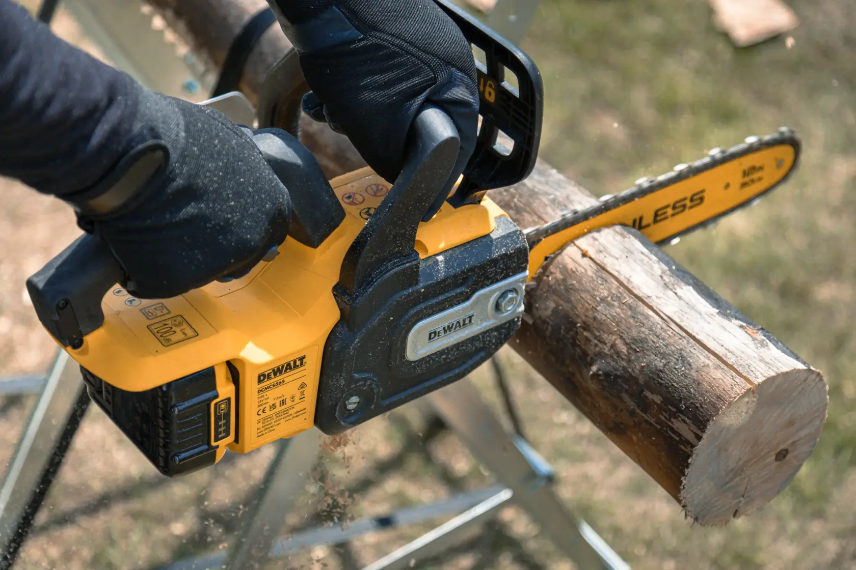 DEWALT chainsaw cutting wood. SKUs: DCMCS565P1-QW, DCMCS565N, DCMCS565P1, DCMCS565N-XJ. Photography category.