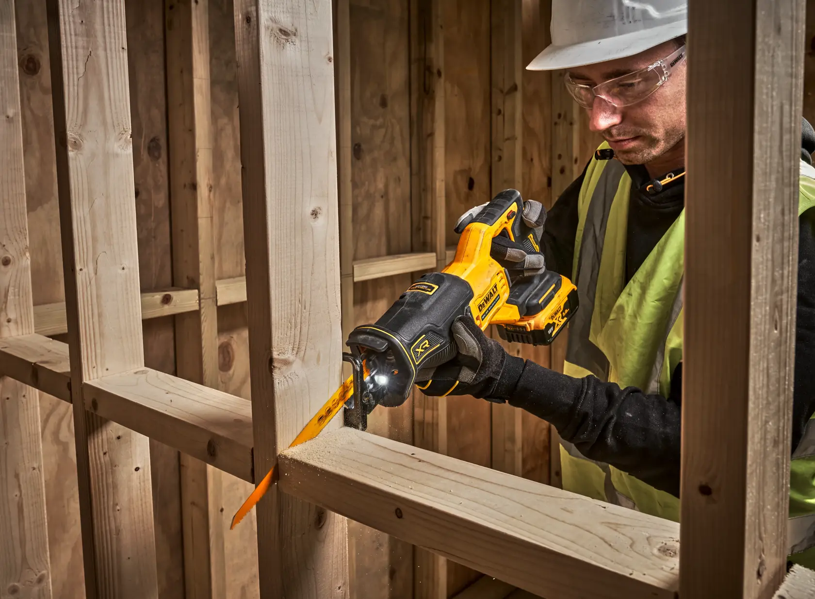 DEWALT DCS382N, DCS382N-XJ sierra usada para cortar madera en construcción.