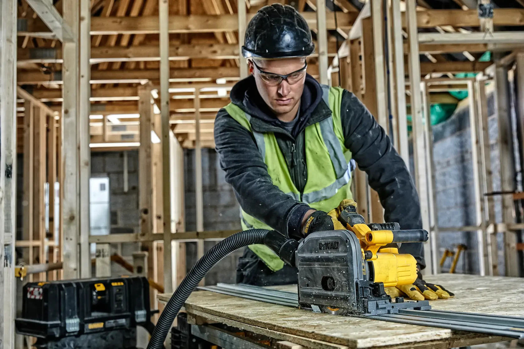 DEWALT DCS520T2-XE, DCS520T2 scie en chantier. Opérateur coupe bois. Catégorie photographie.