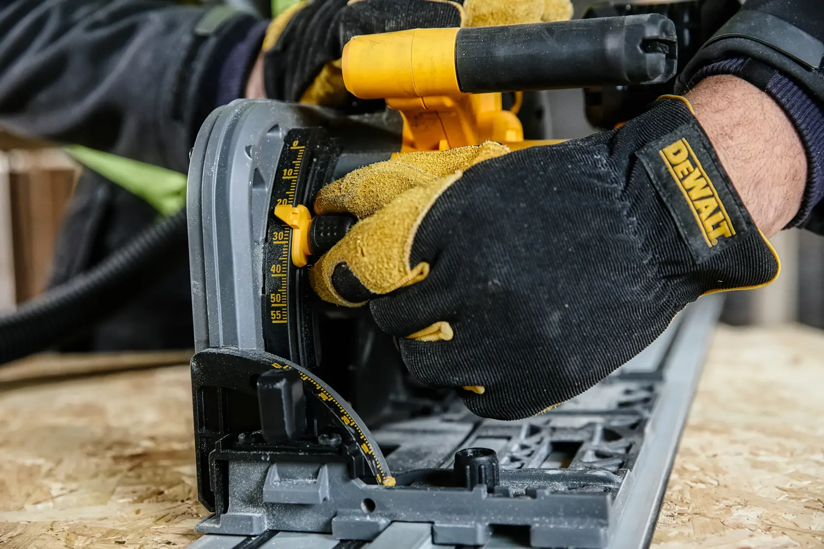 Gants DEWALT réglent scie. Produits : DCS520T2-XE, DCS520T2. Catégorie photographie.