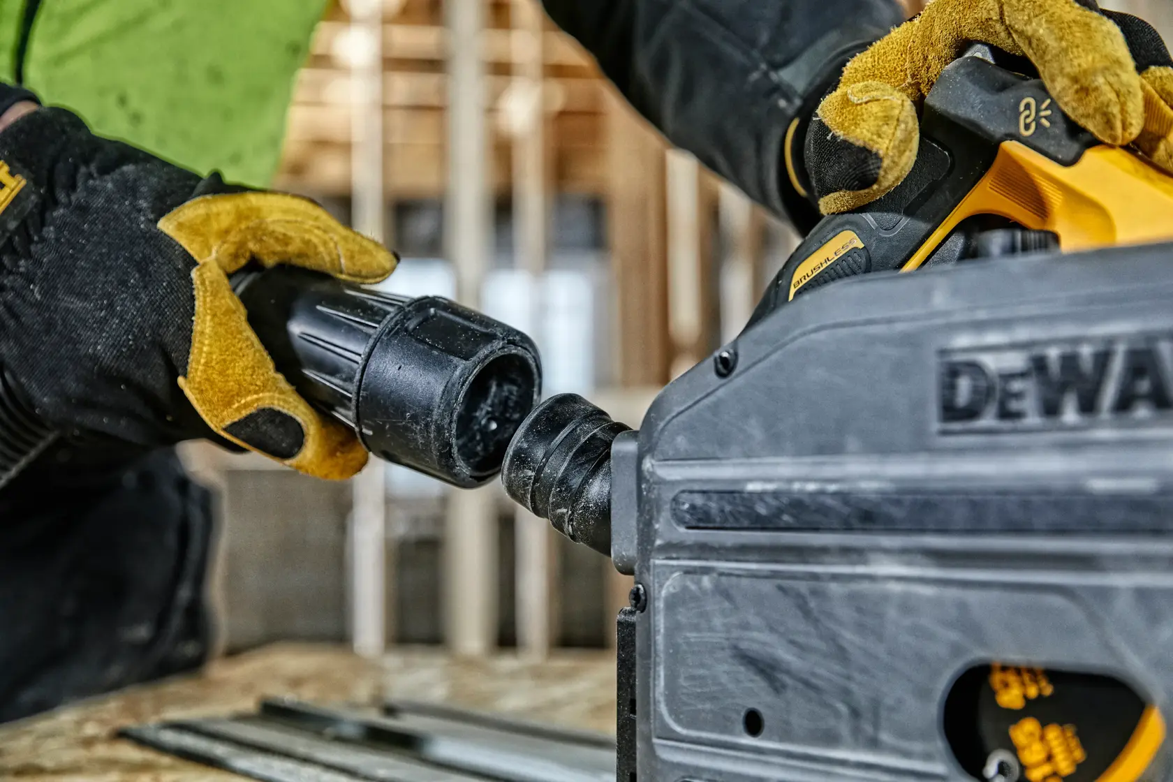 DEWALT DCS520T2-XE, DCS520T2 scie en action, main gantée connecte accessoire. Catégorie photographie.
