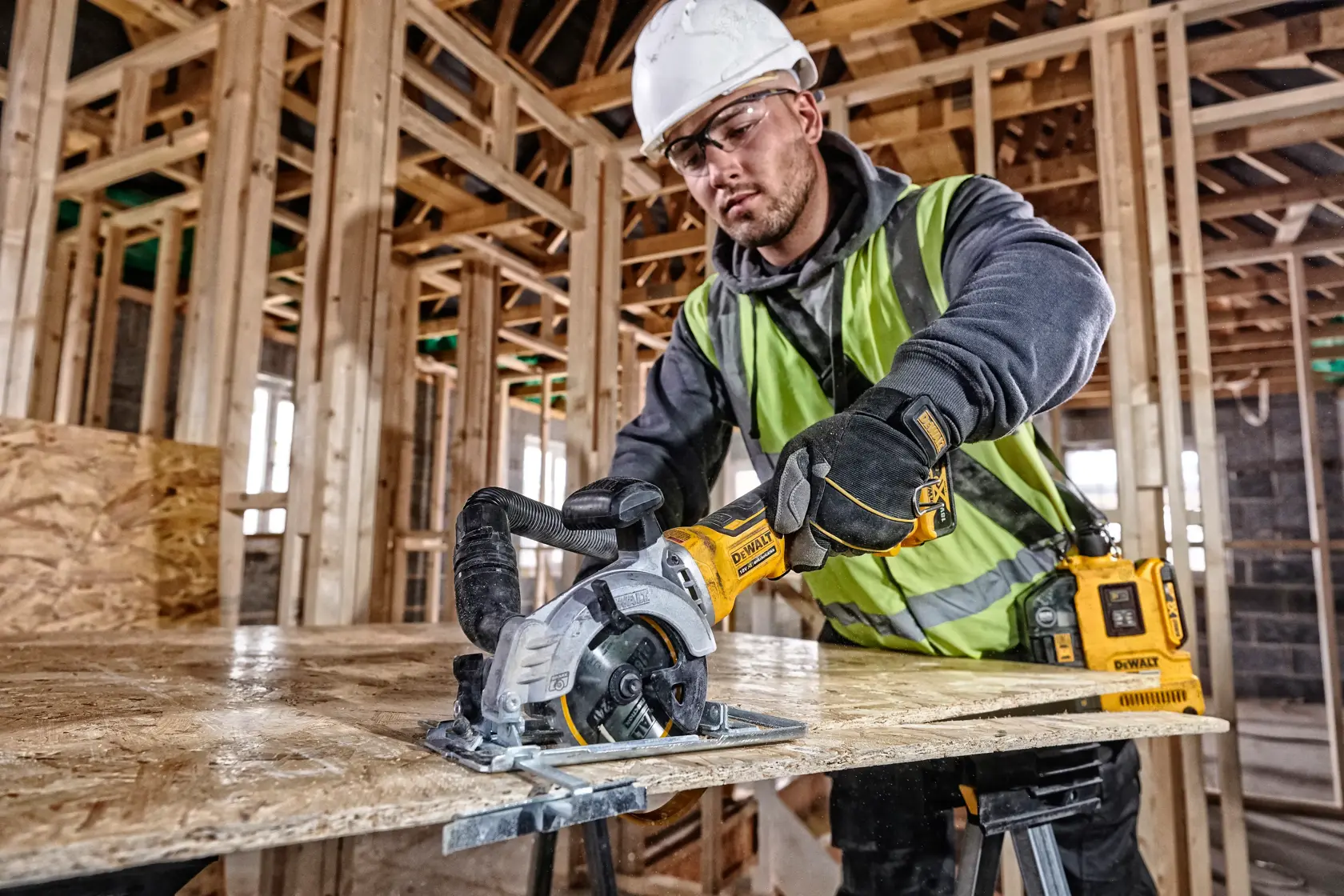 DEWALT DCS571NT-XJ, DCS571NT usado en obra. Trabajador con equipo de seguridad. Categoría fotografía.