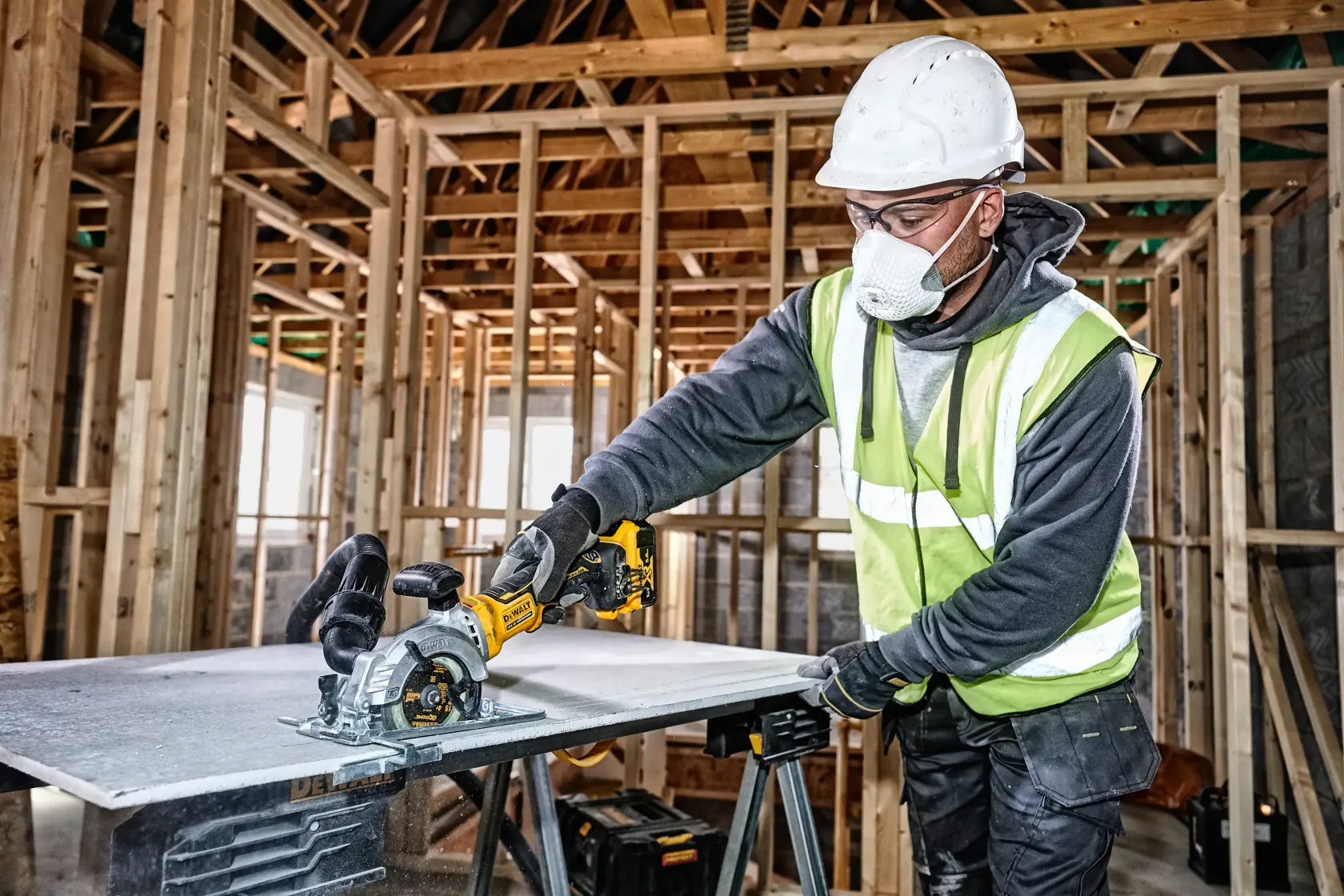 DEWALT DCS571NT-XJ, DCS571NT, trabajador con equipo de seguridad en obra. Categoría fotografía.
