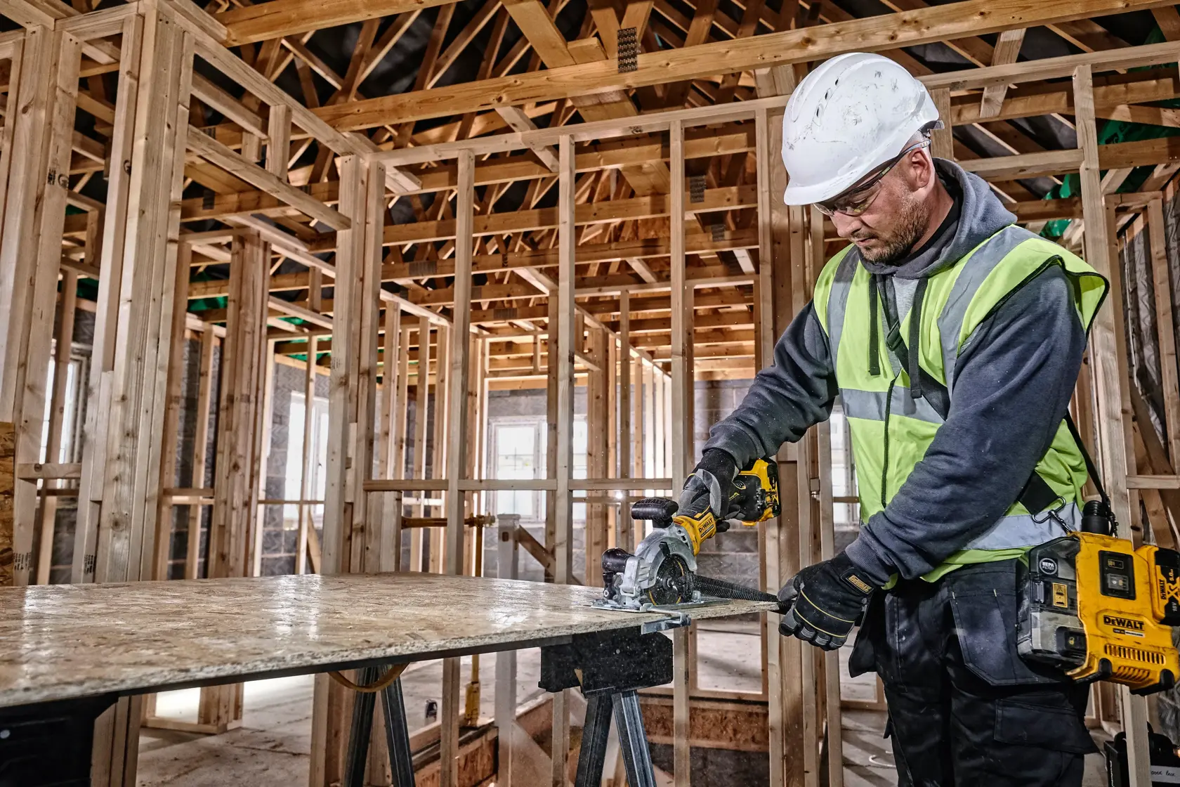 DEWALT DCS571NT-XJ, DCS571NT sierra sobre madera en construcción, trabajador protegido.
