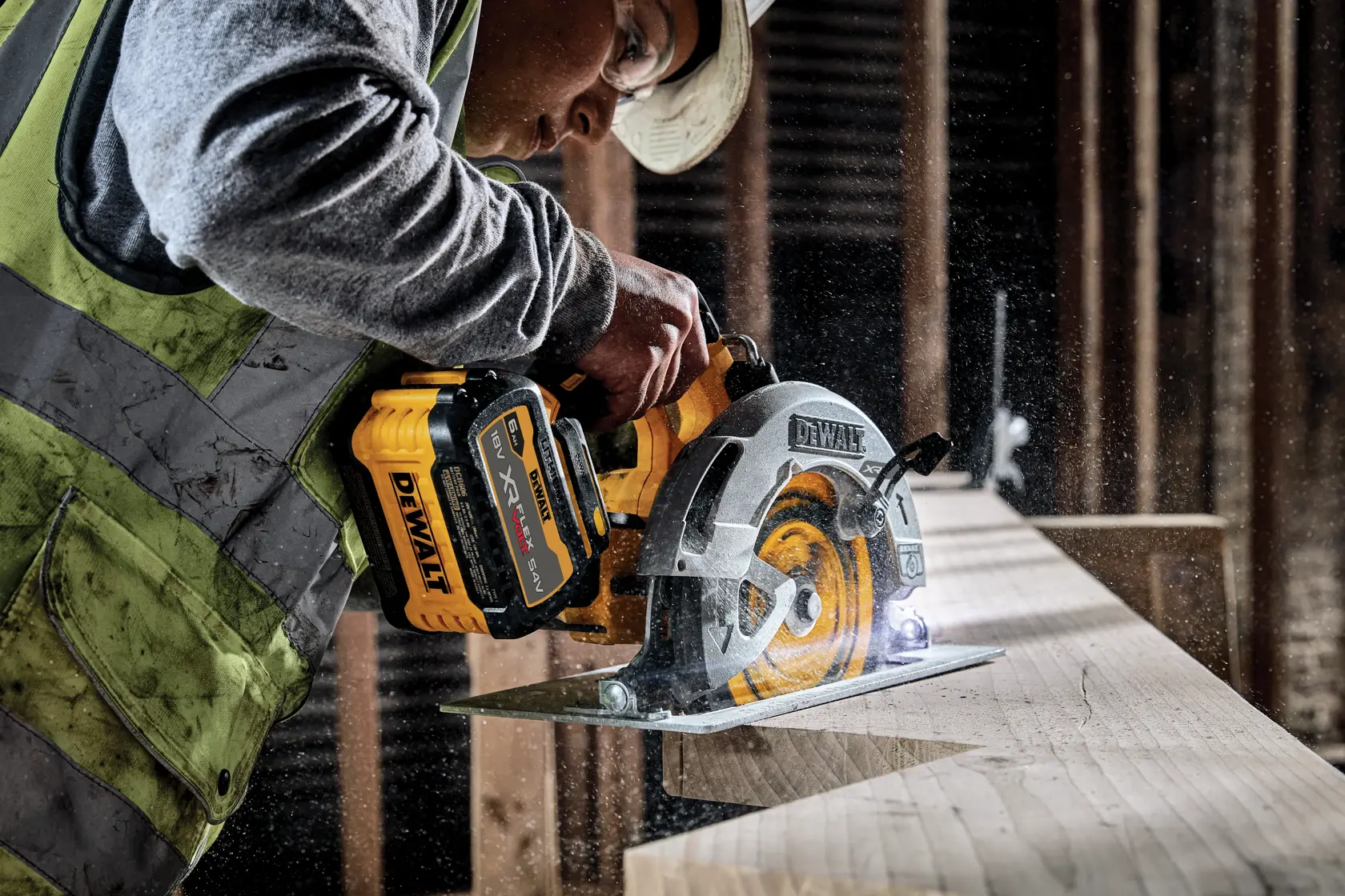 Sega circolare DEWALT a batteria, taglia legno in cantiere. Segatura visibile attorno alla lama.