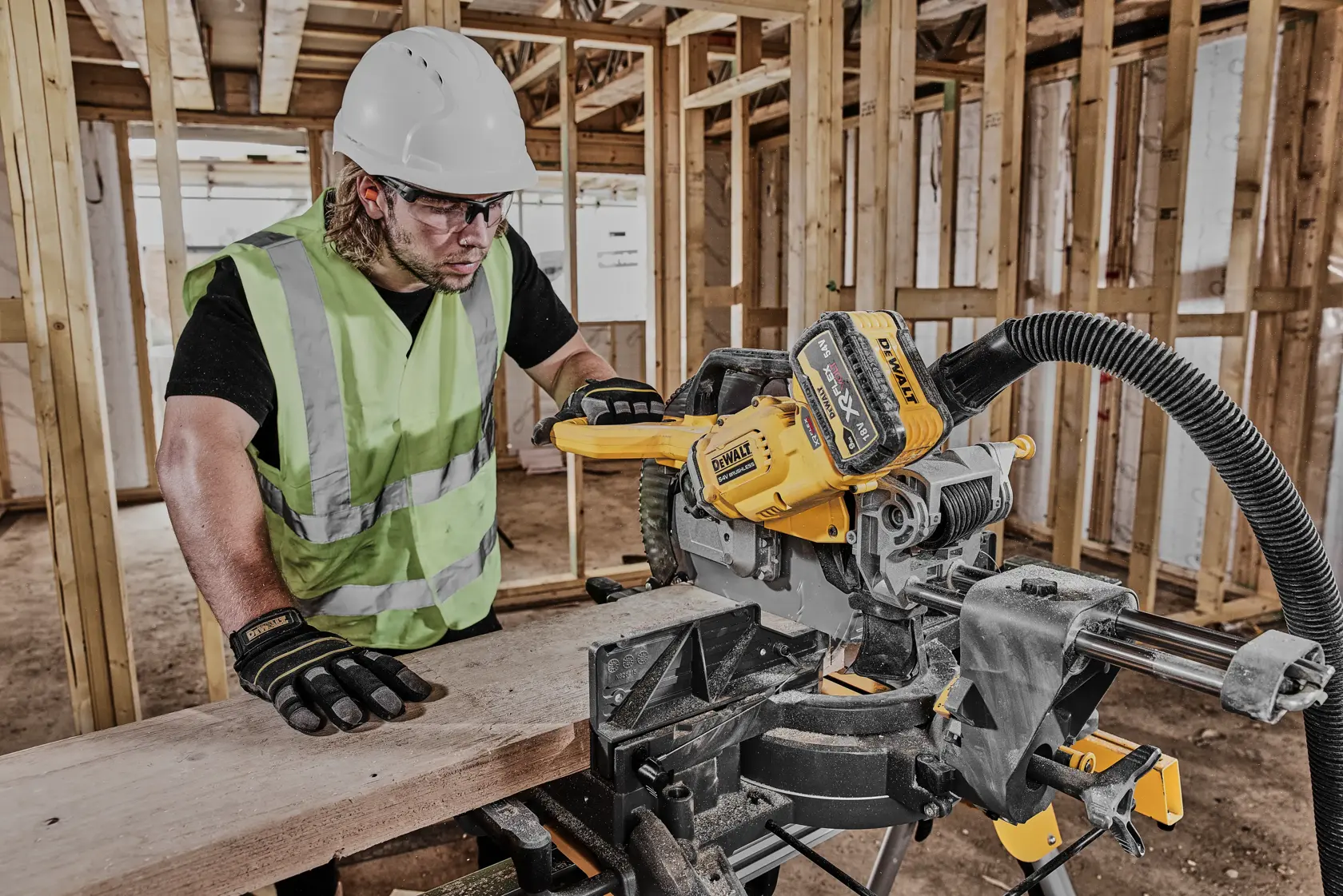 DEWALT DCS781X2-QW, DCS781X2 Säge von Arbeiter genutzt, Baustelle. Kategorie Fotografie.