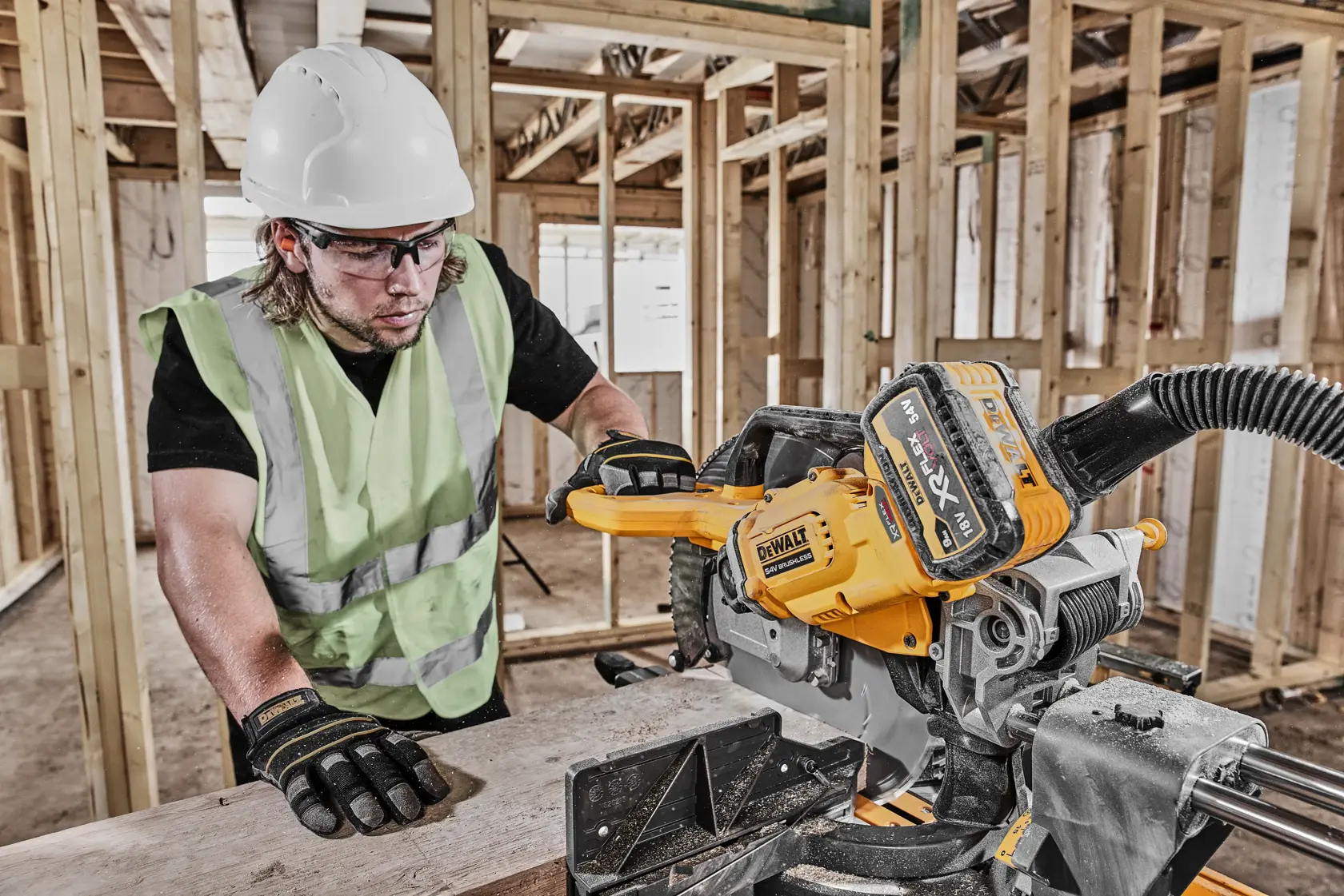DEWALT DCS781X2-QW, DCS781X2 Säge auf Baustelle von Arbeiter genutzt. Produkt aus Fotografie-Kategorie.
