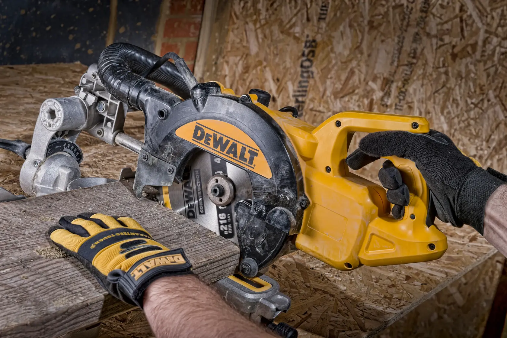 Behandschuhte Hände bedienen eine DEWALT Kreissäge zum Schneiden von Holz auf einer Werkbank.