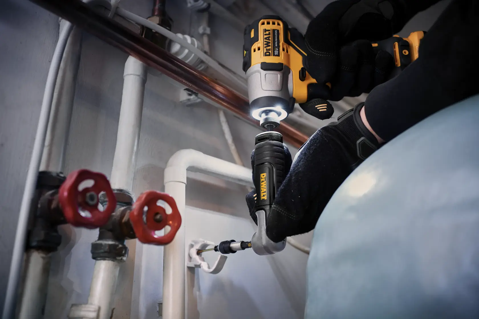 DEWALT DT20500 acoplado a taladro trabajando en tuberías y válvulas en entorno industrial.