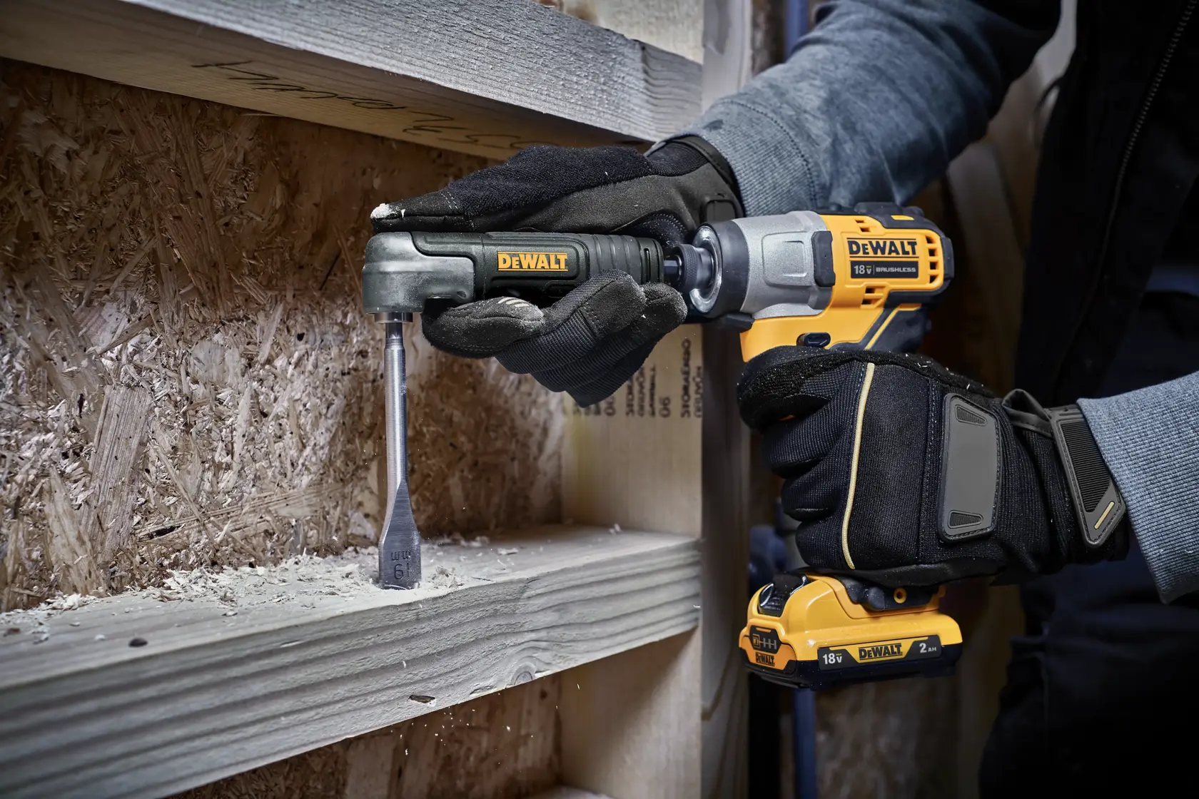 Persona perfora madera con accesorio DEWALT DT20500 y destornillador inalámbrico.