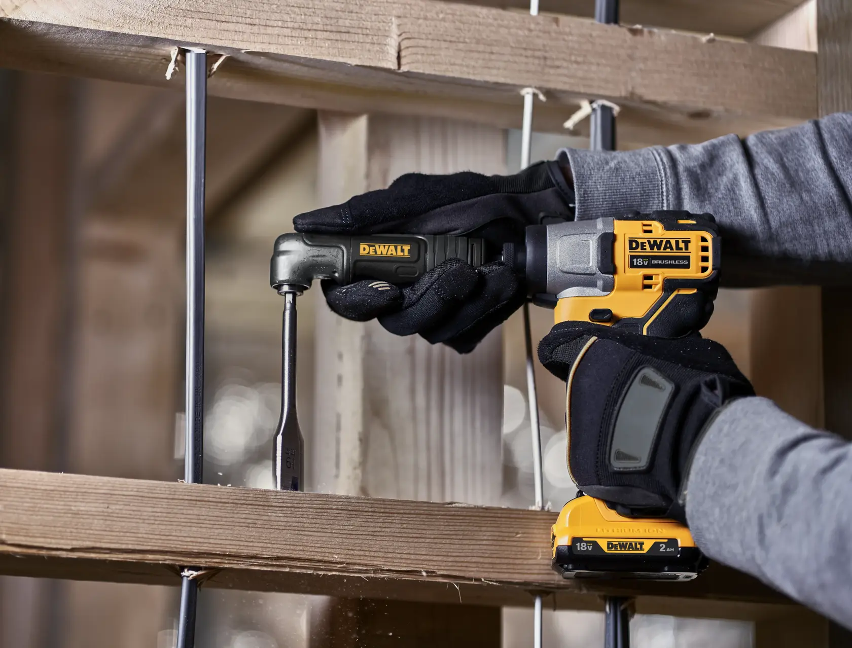 Taladro DEWALT 18V con accesorio, perforando madera en un entorno de obra.