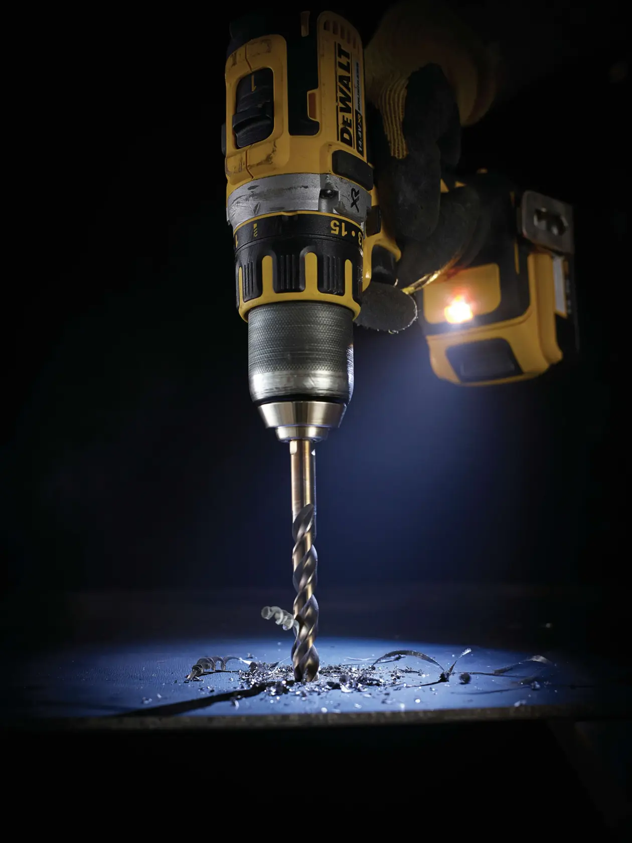 Taladro DEWALT perforando metal, DT5062-QZ y DT5062 SKUs, primer plano, categoría fotografía.