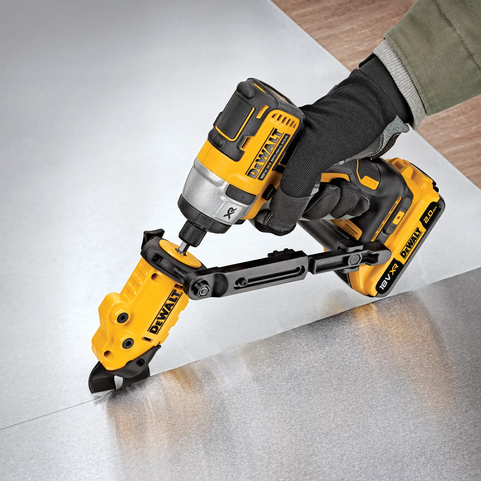 Herramienta DEWALT con accesorio cortando chapa, operada por una mano enguantada.